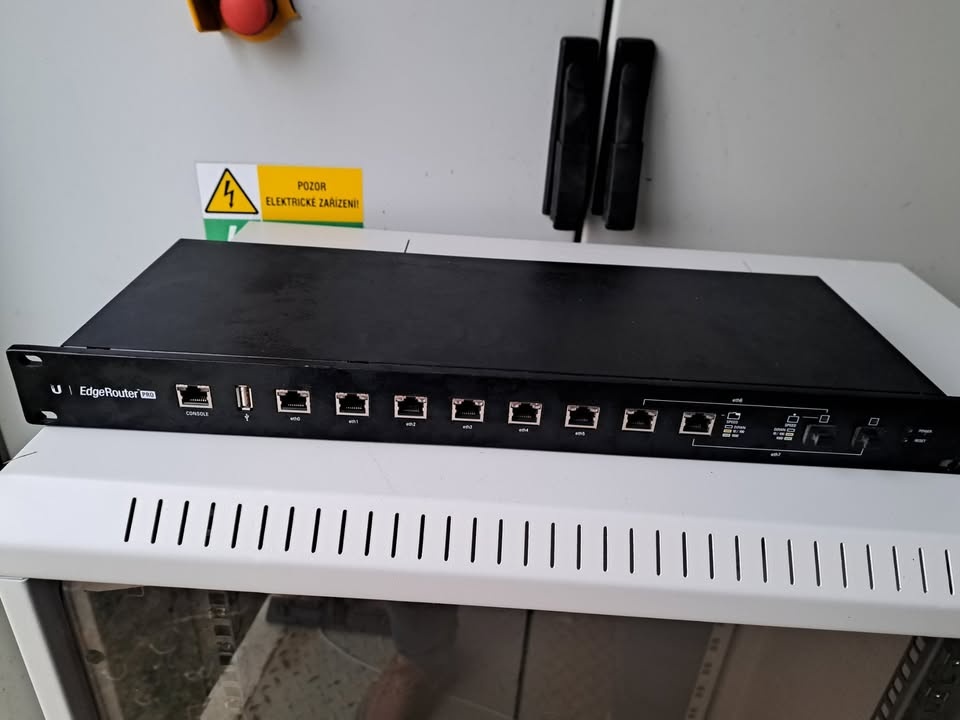 Ubiquiti EdgeRouter Pro ERPro-8 - 3