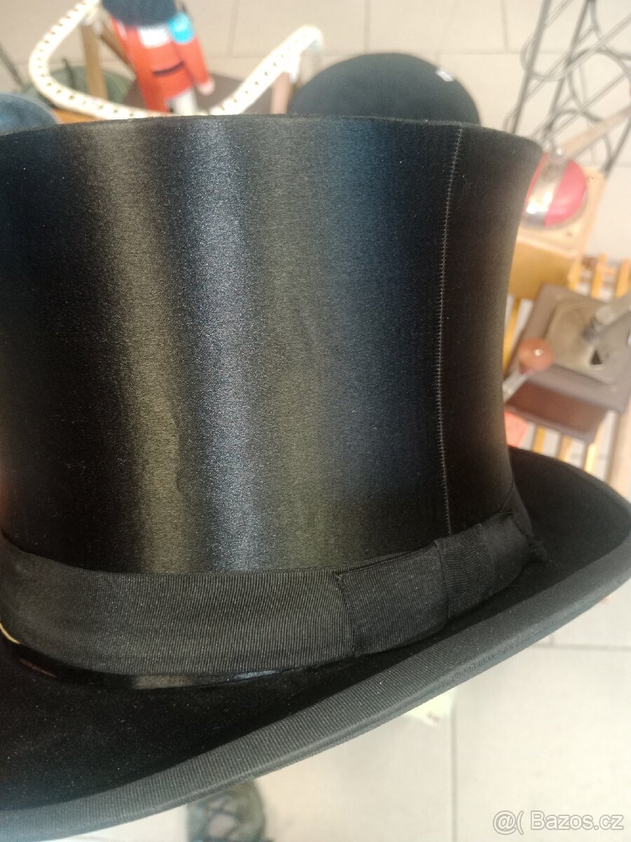 klobouk po pradědovi a obrazy - 3