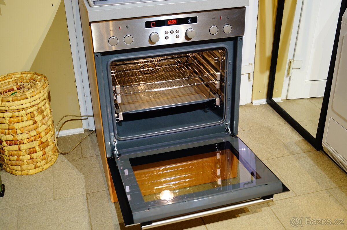 Nerezový vestavný sporák Bosch HEB73D352, vyjížděcí dveře - 3
