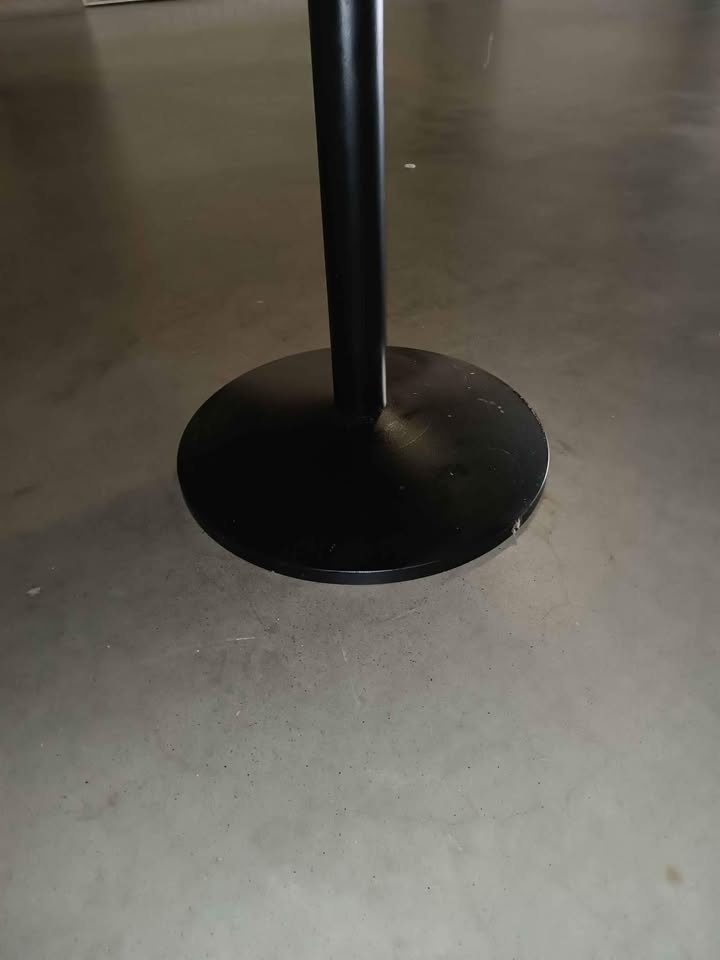 S DOVOZEM nízký stůl s kovovou nohou původní cena 5300,- - 3