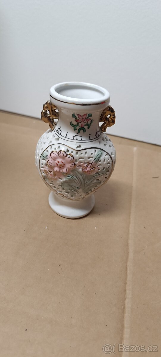 malá porcelánová vázička s prořezávaným dekorem - 3