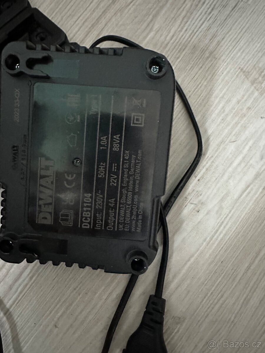 Nabíječka Dewalt + držáky na akumulátory - 3