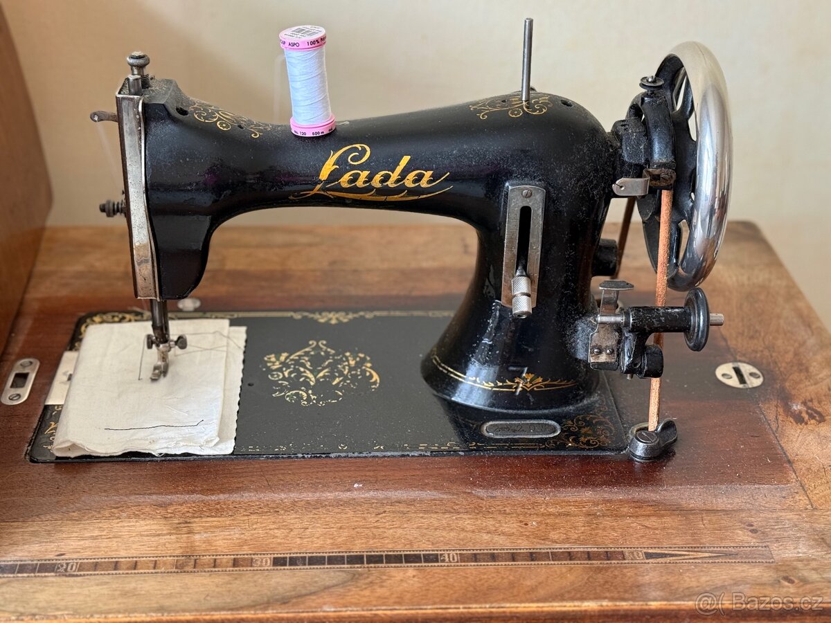 Starožitný šicí stroj LADA - 3