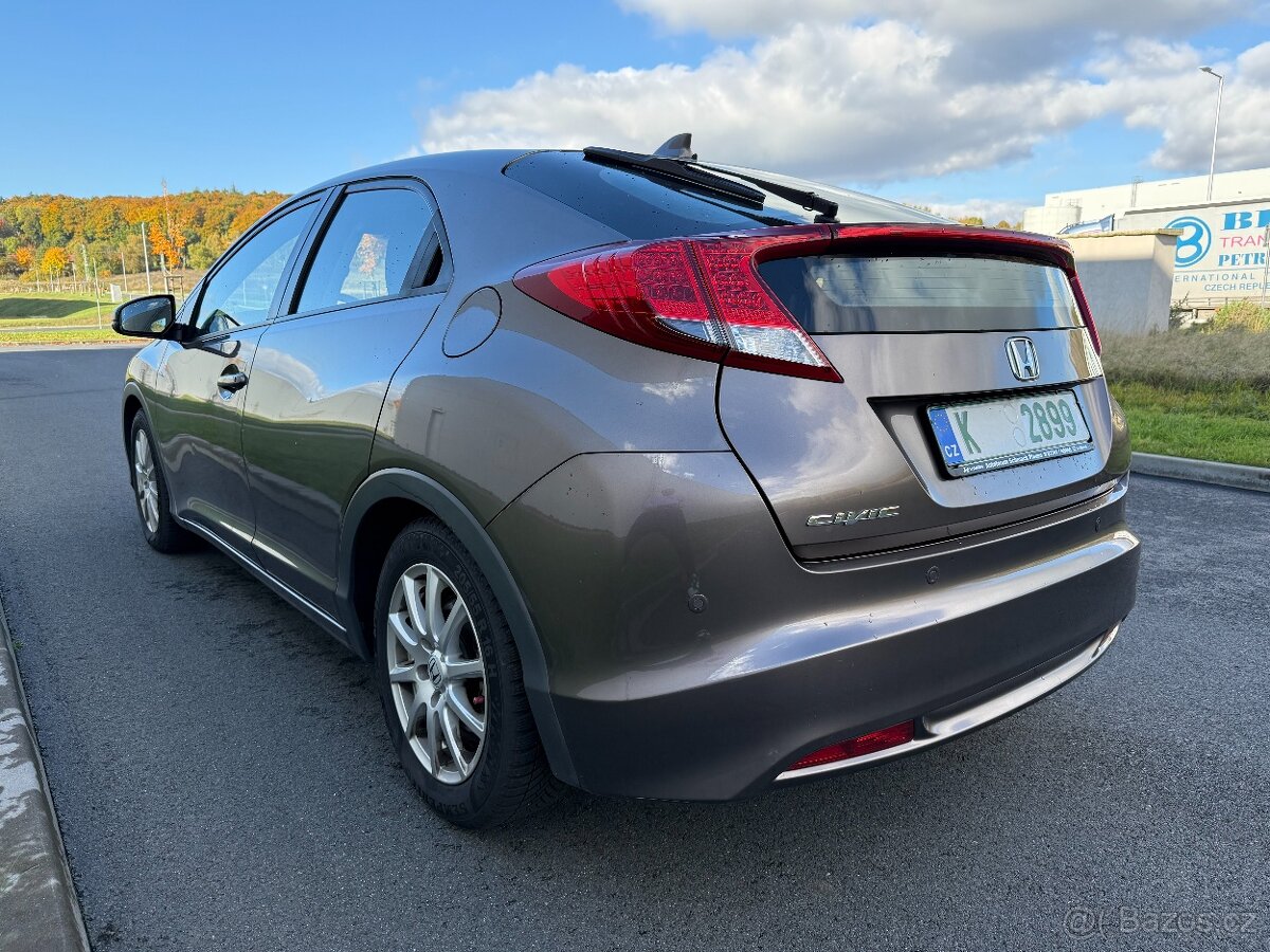 Honda Civic 1.8 i-VTEC 104 kW, jen 116.540 km, rok 2012 - 3
