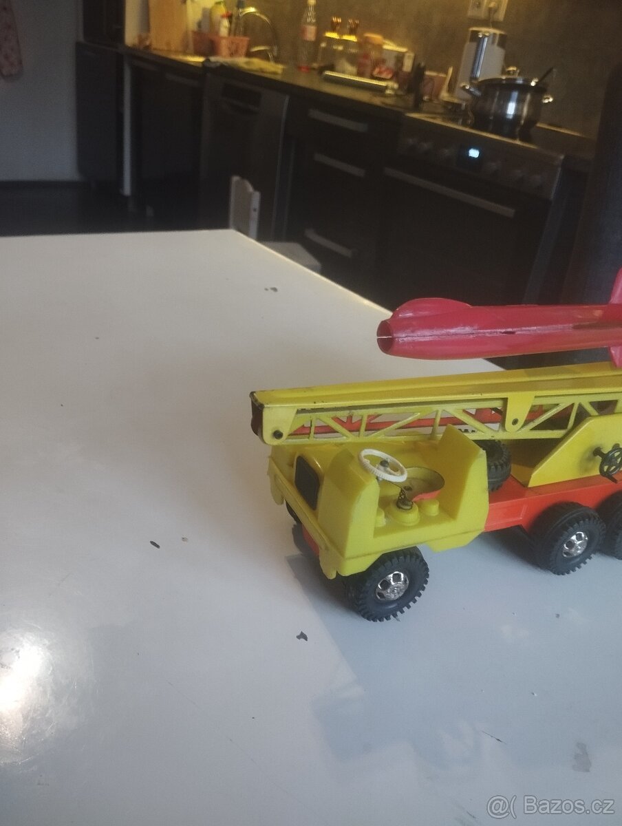 Staré hracky raketonosic - 3