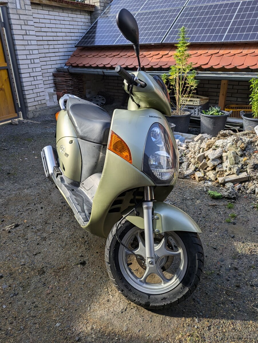 stylový retro skútr Honda @125 s výkonem 11 kW - 14000km - 3