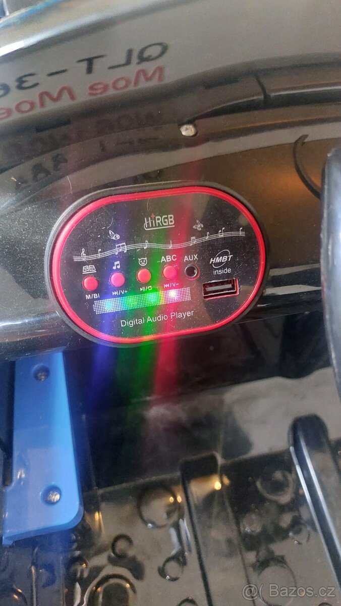 Dětské vozítko - auto černé mrkací - 3