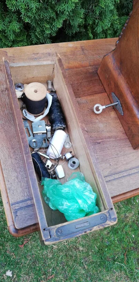 Šicí stroj ADRIA - 3