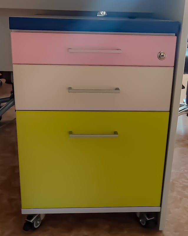 Stoly a kontejnery - 3