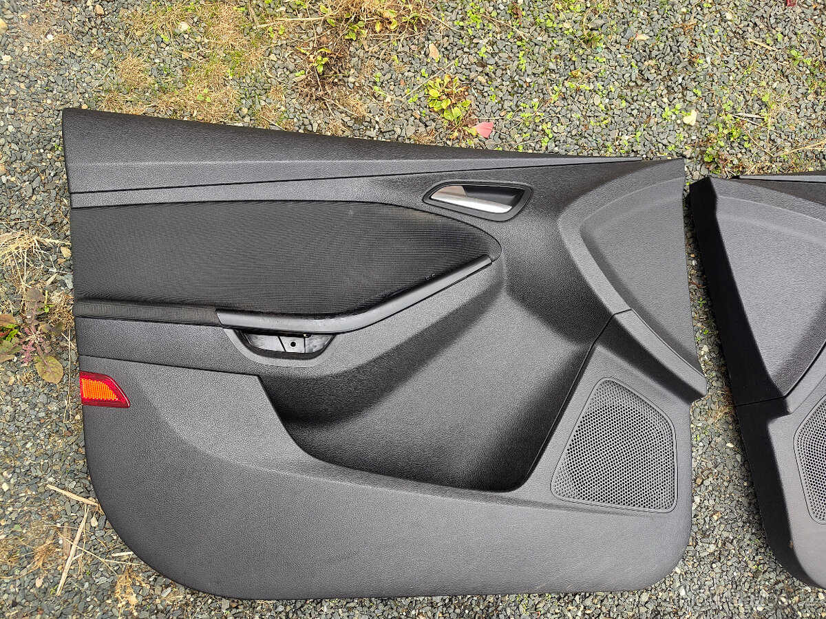 Sedačky, tapeci, koberec... Focus III - 3