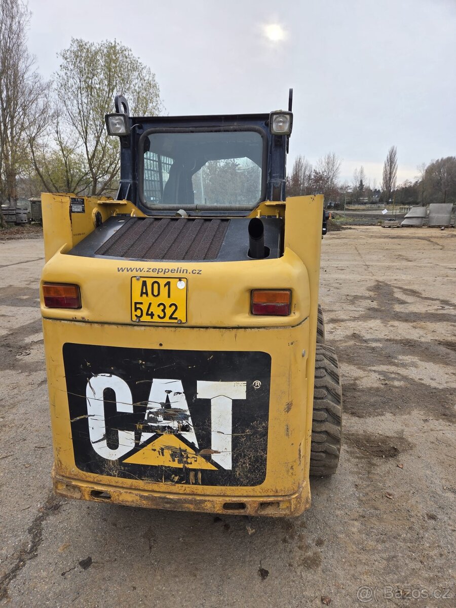 Kompaktní nakladač Caterpillar 216 B - 3