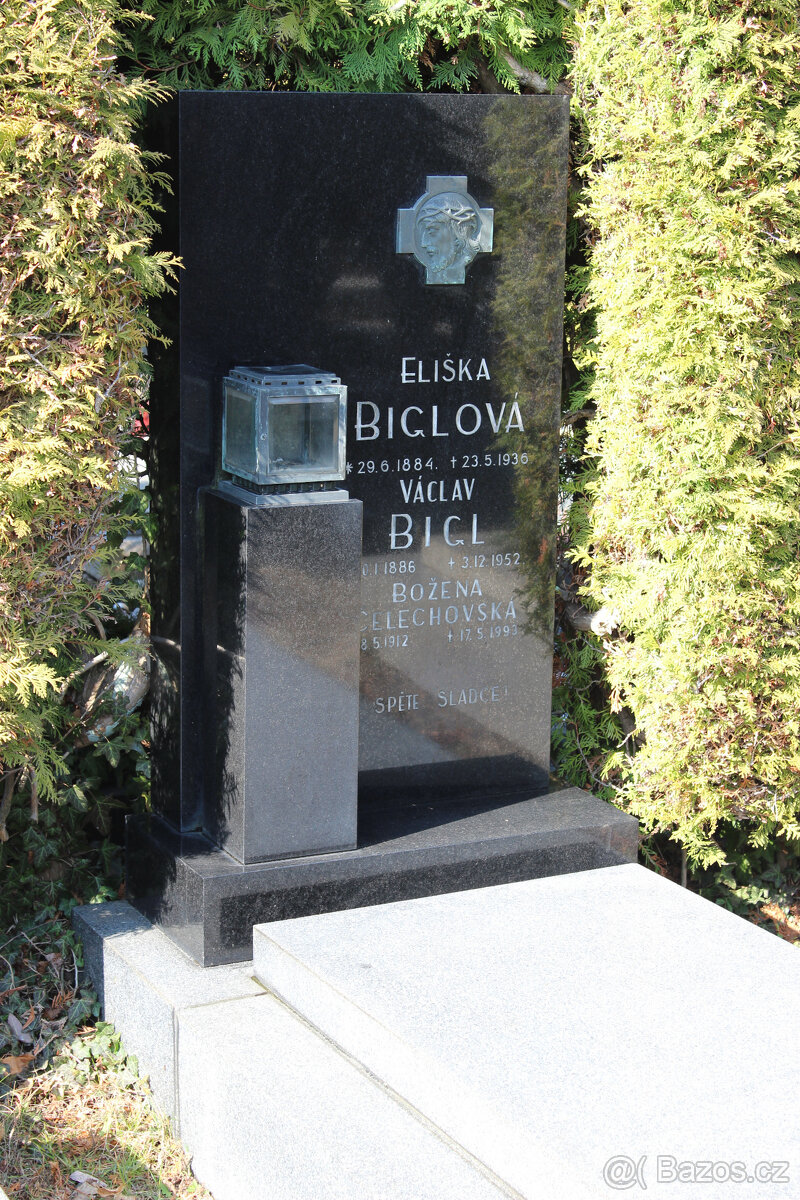 Hrobka s pomníkem - 3