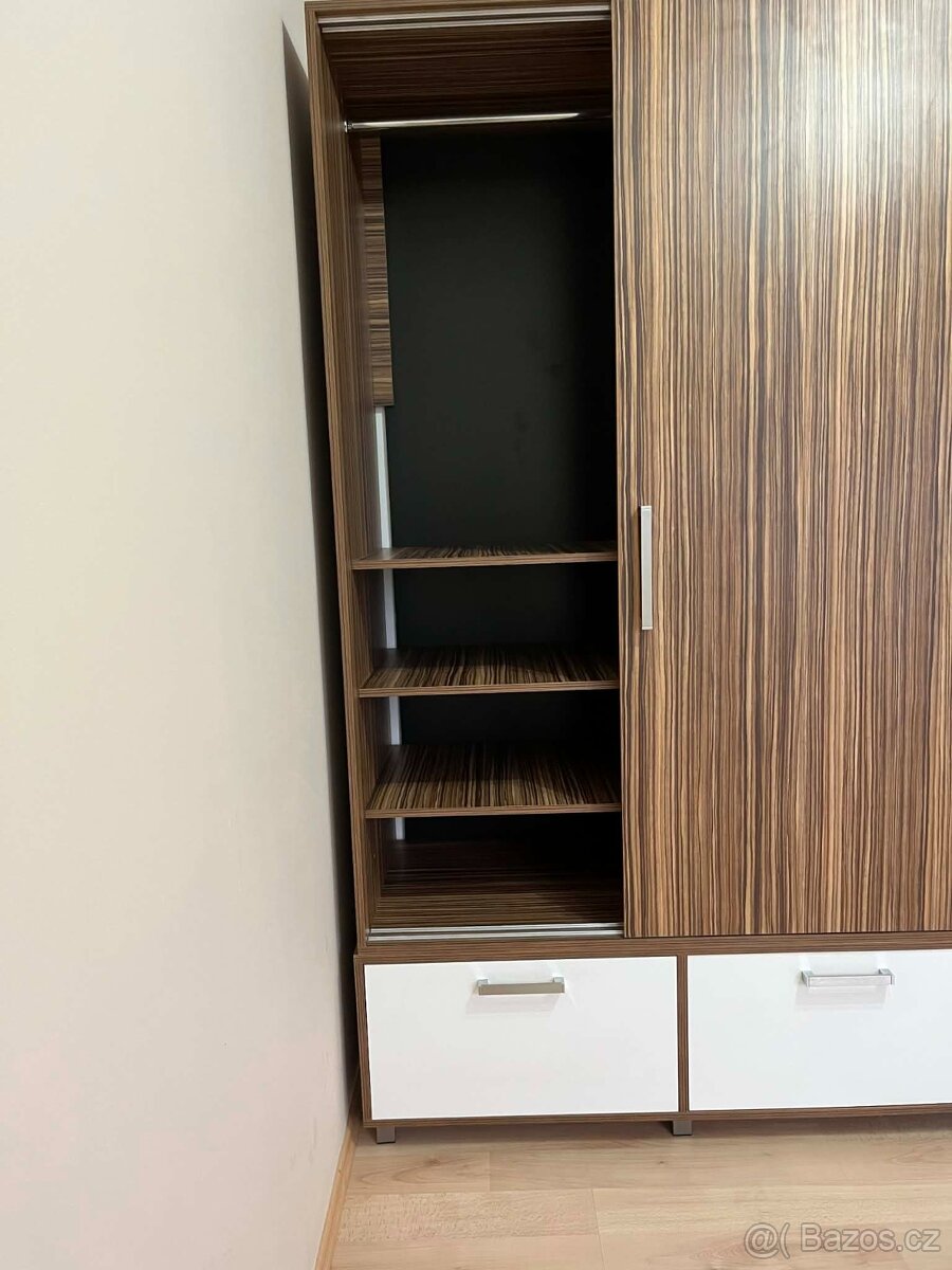 Prostorná skříň - 3