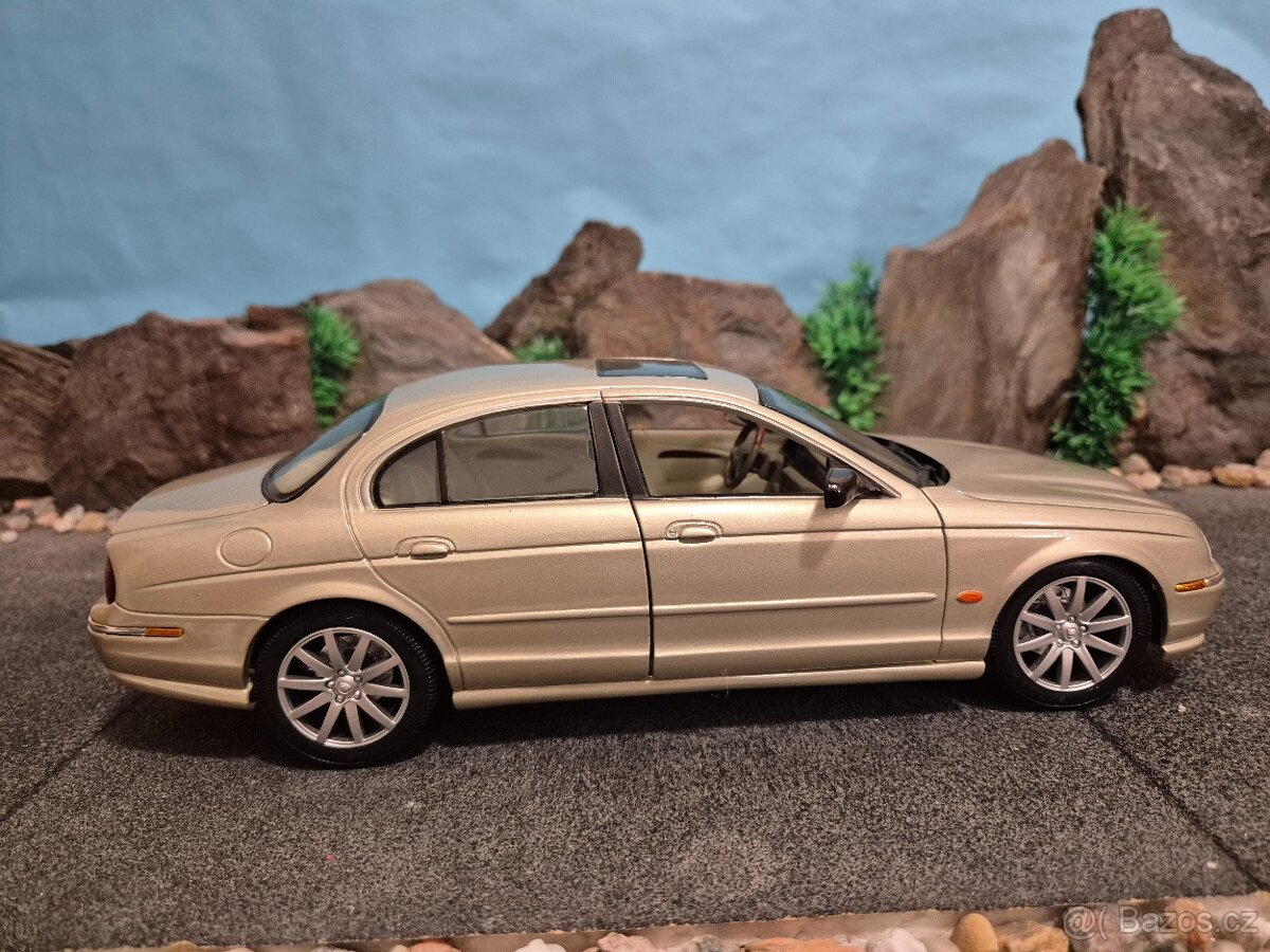 Prodám model 1:18 Jaguar S type - 3