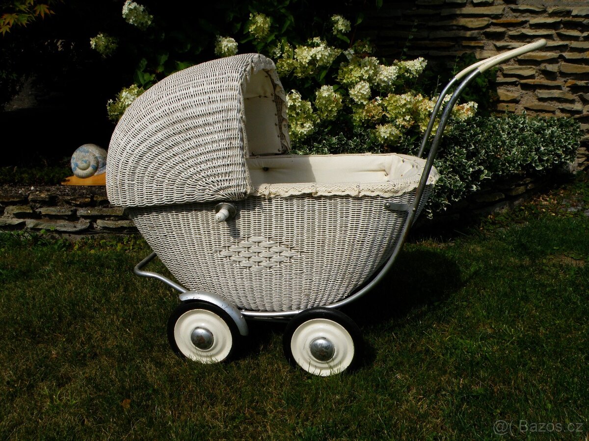 Starožitný kočárek po renovaci - 3