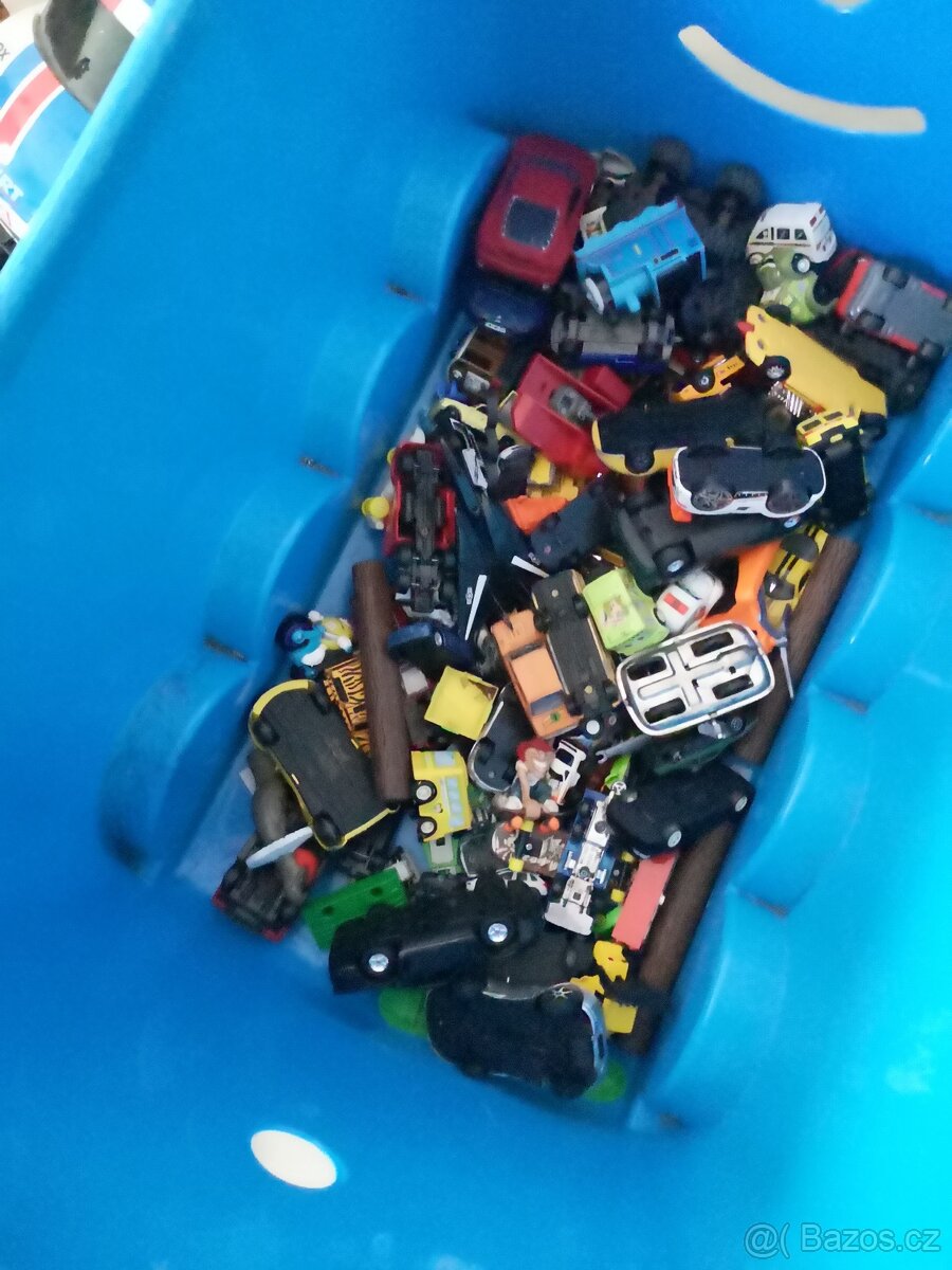 Box plný hraček pro kluka autíčka a jiné - 3