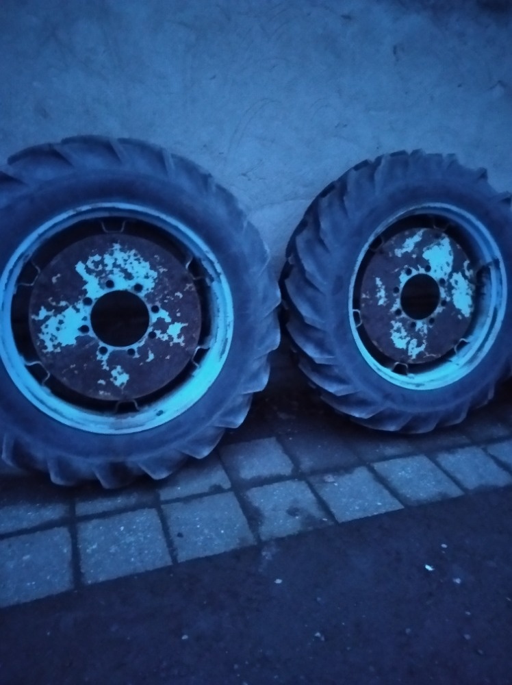 Prodám moc pěkná kola12,4/11-32 - 3