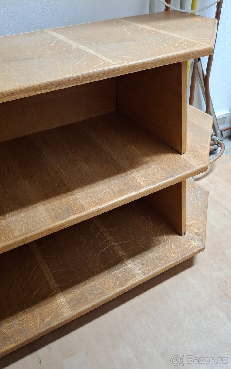 Dva dřevěné regálky/pultíky - 3