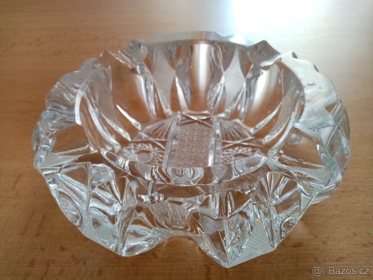 Popelníky z masívního broušeného skla - 3