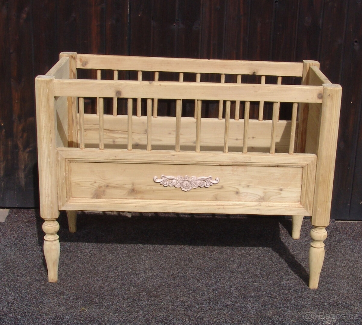 Starožitná dětská postýlka s řezbou - 3