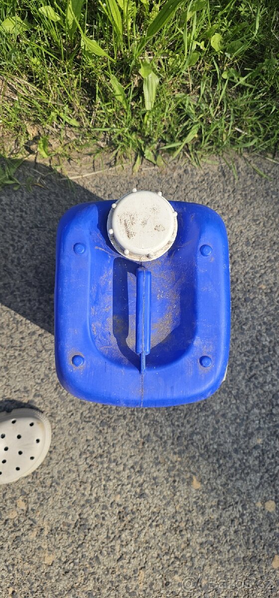 Plastový kanystr 10L - 3