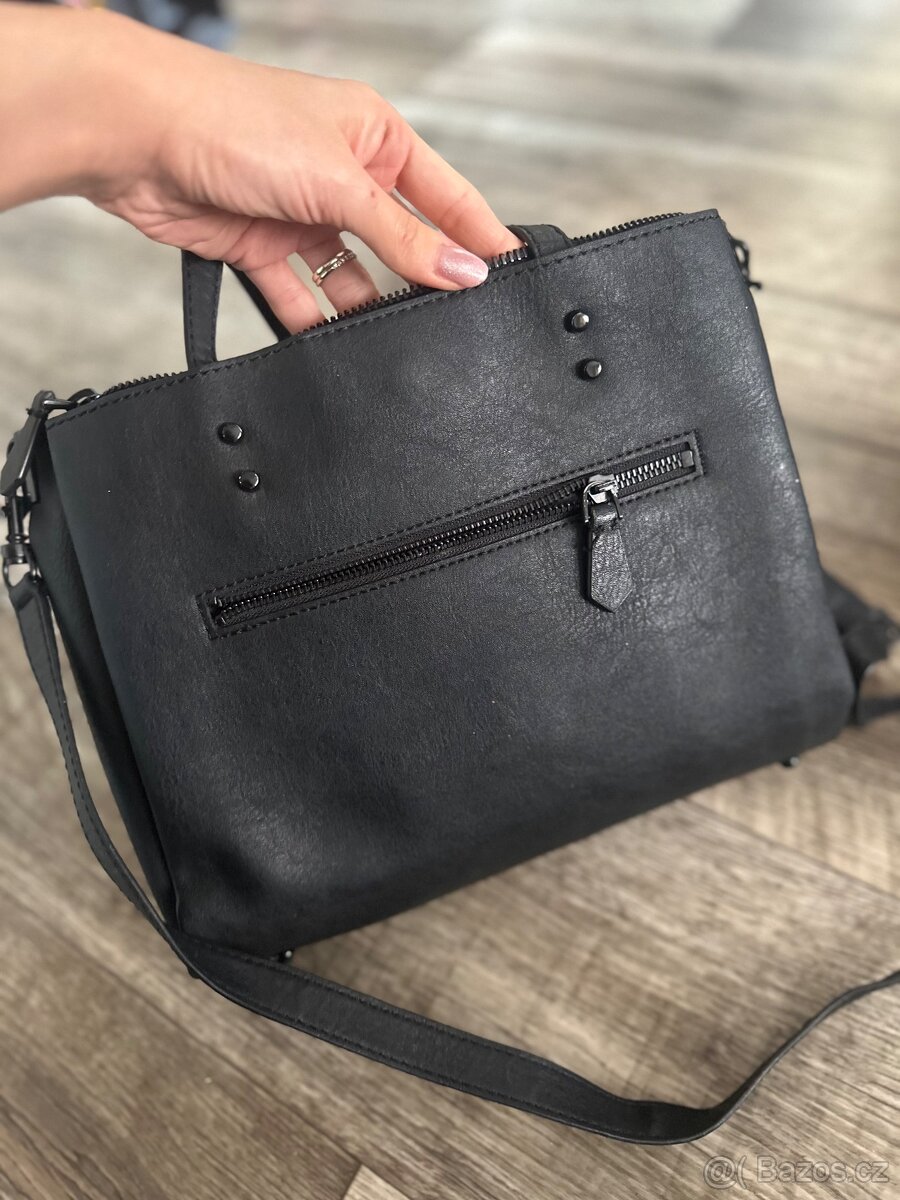 Guess černá kabelka s přívěskem – elegantní klasika - 3