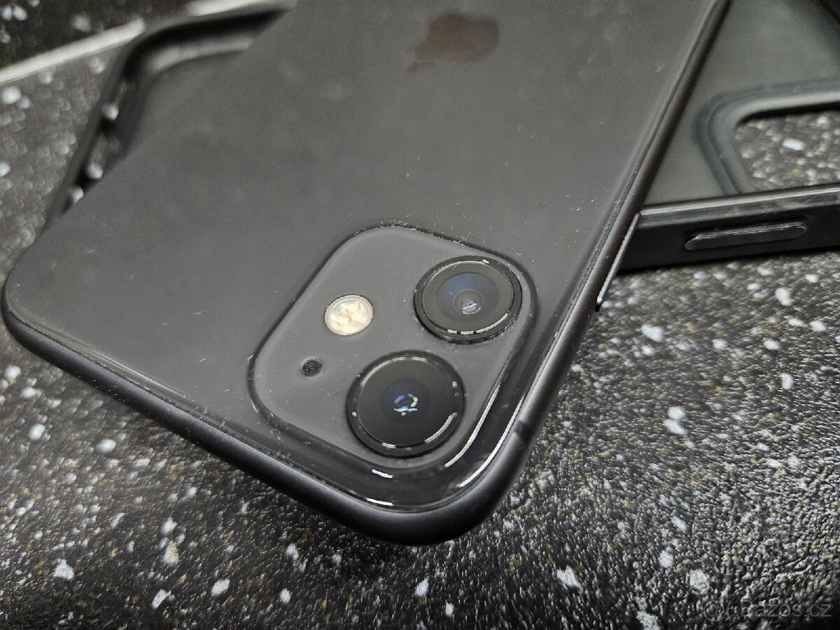 iPhone 11. 128 GB Černý 82% baterie - 3