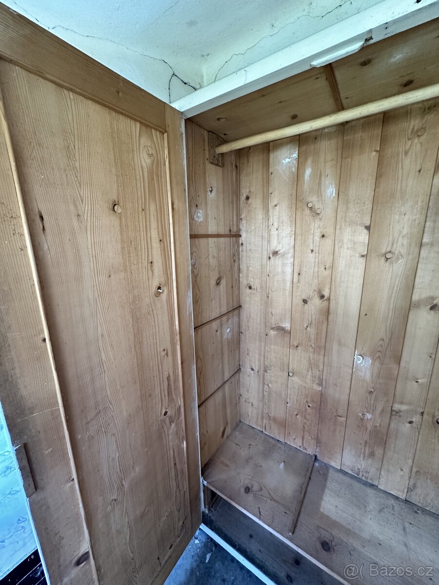 Mohutná starožitná skříň 120x185 - 3