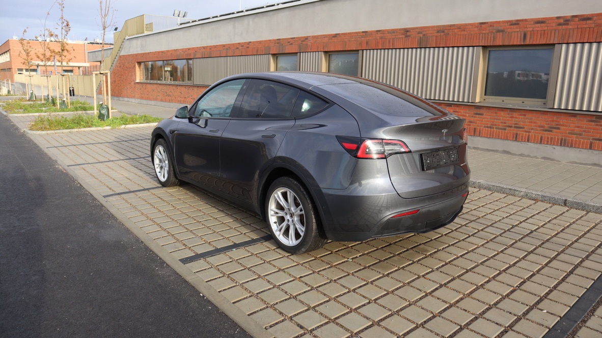 Tesla Model Y Long Range 4WD - 3