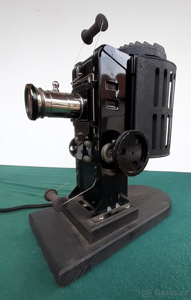 Promítačka na ruční pohon - 3