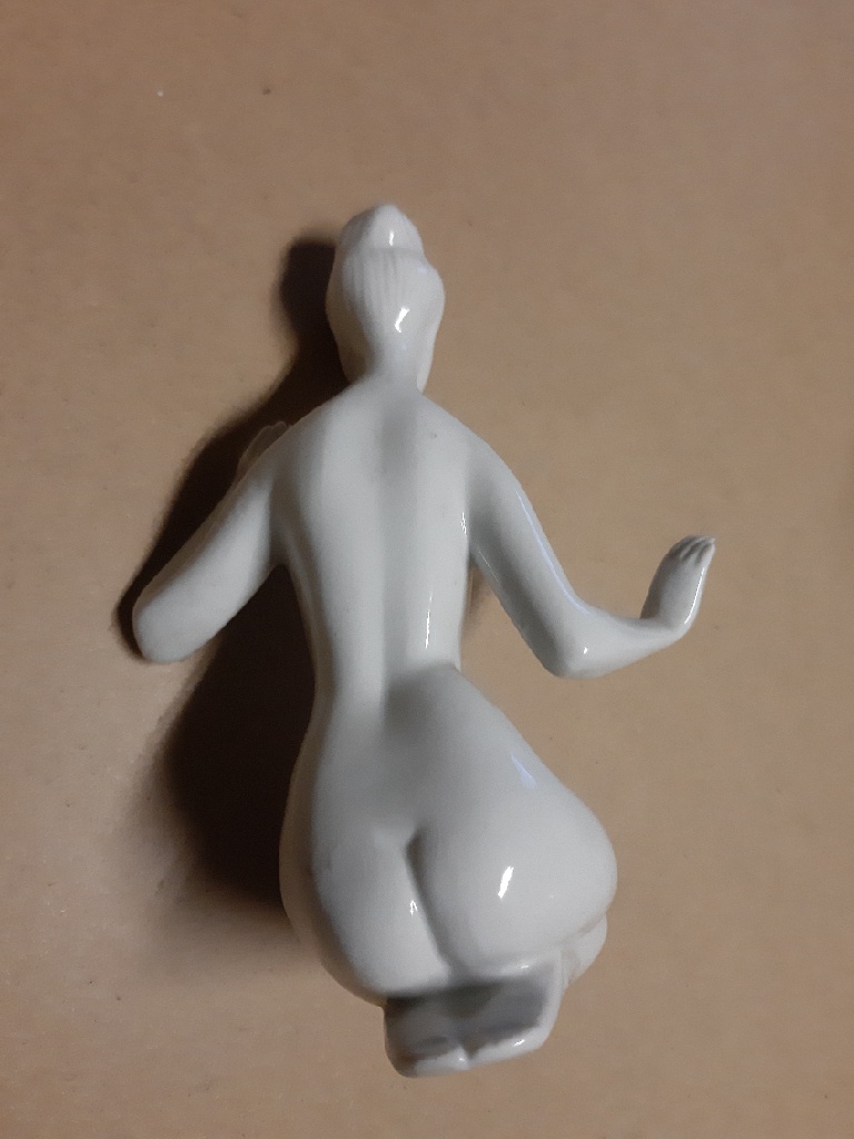 Soška dívky DUX - 3