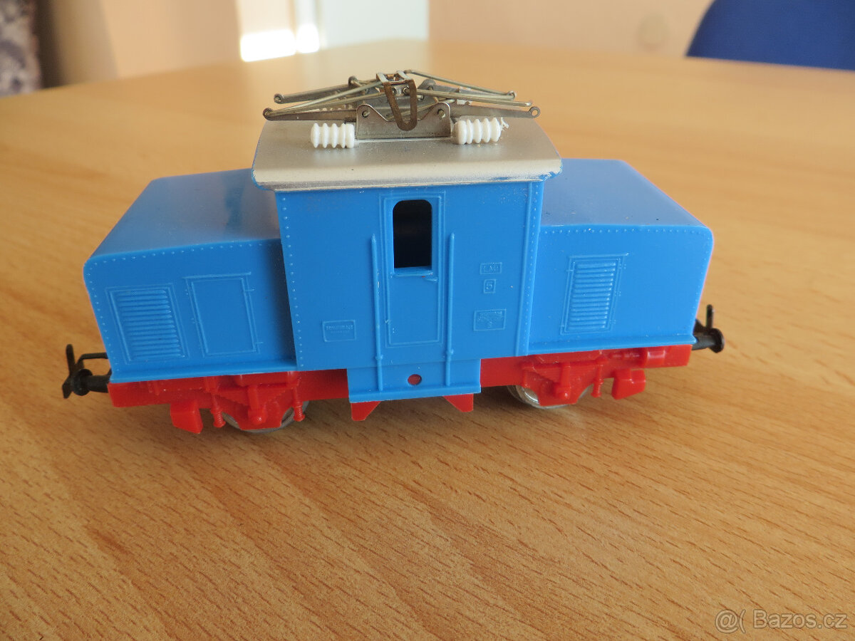 Kolejiště+ el. mašinka + vagónky - 3