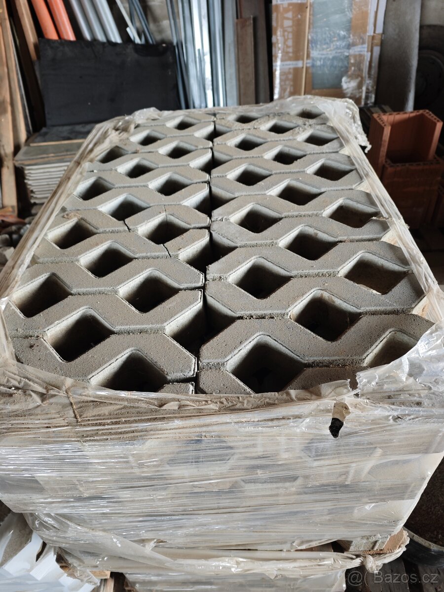 Stavební materiál – střešní tašky a další, různé druhy. - 3