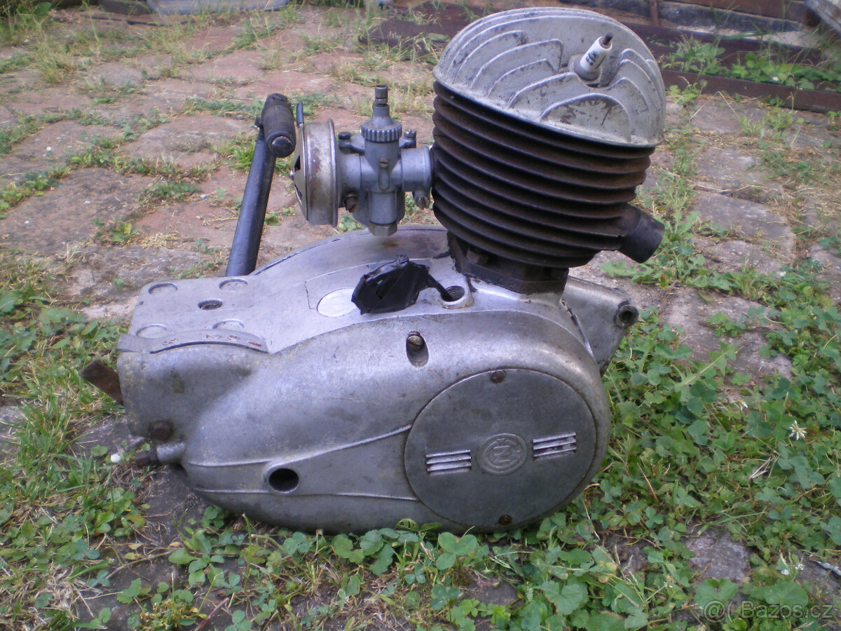 Motor ČZ 125 - bez čísel, před sundáním chodil . - 3