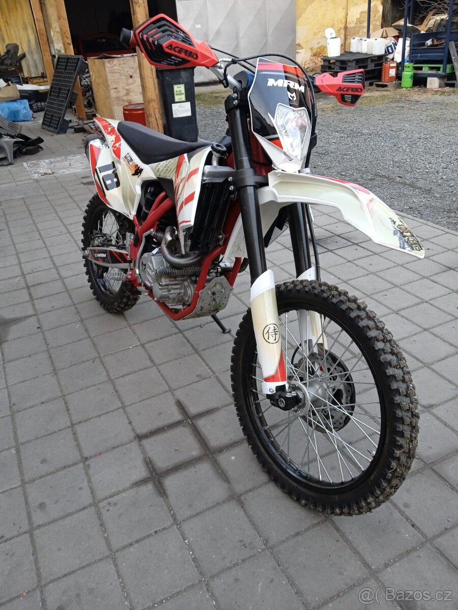 Terénní moto 300ccm/Zánovní stav