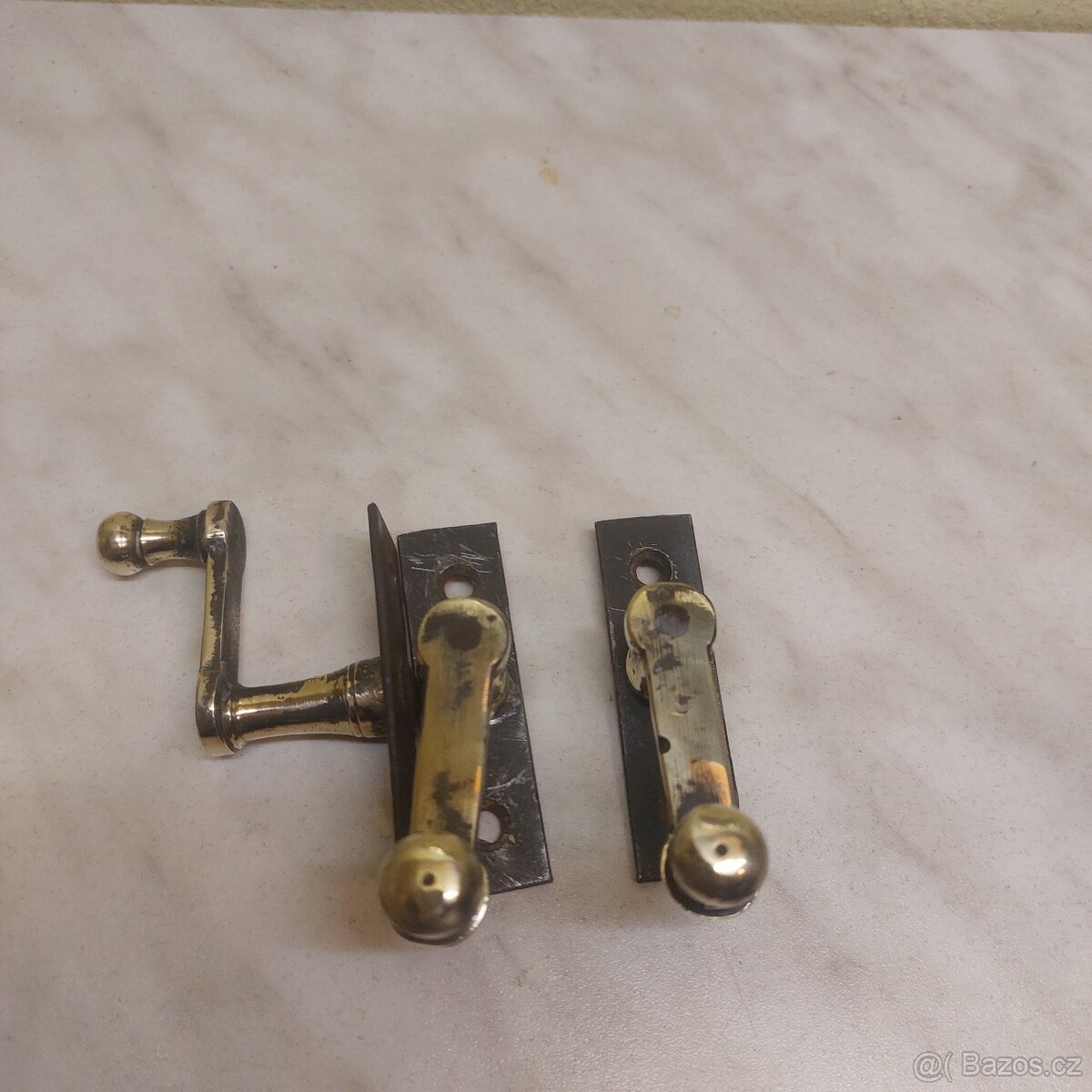 Staré mosazné klíčky k oknům. - 3