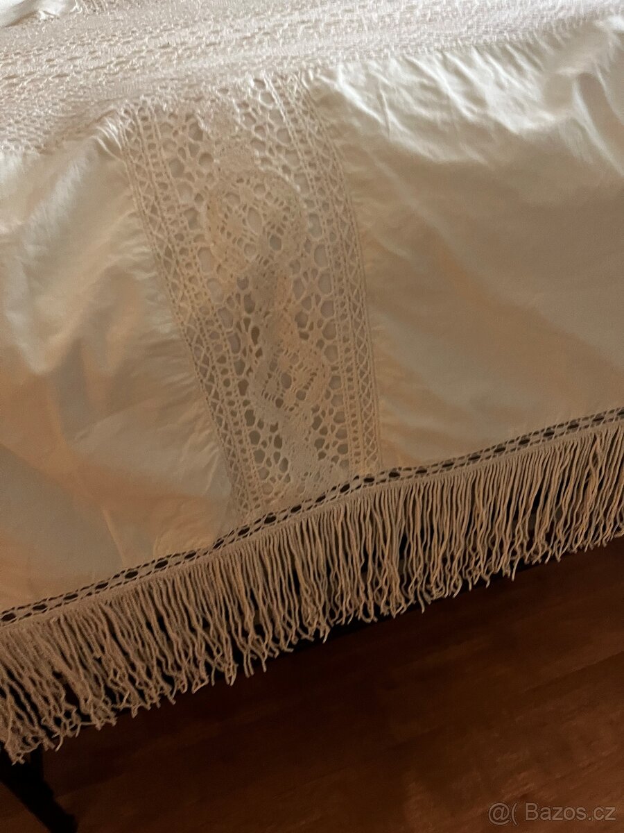 Starožitný ručně vyšívaný přehoz na postel - 3