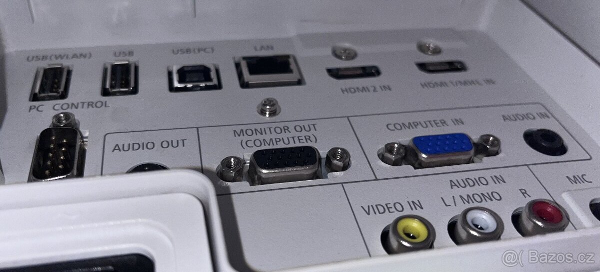 Projektor NEC NP-UM351W - 3