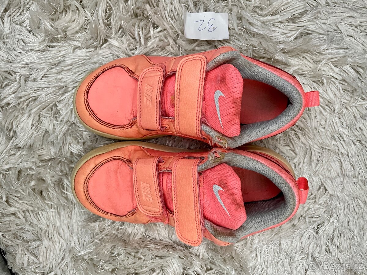 Dívčí oranžové koženkové tenisky značky Nike vel. 32 - 3