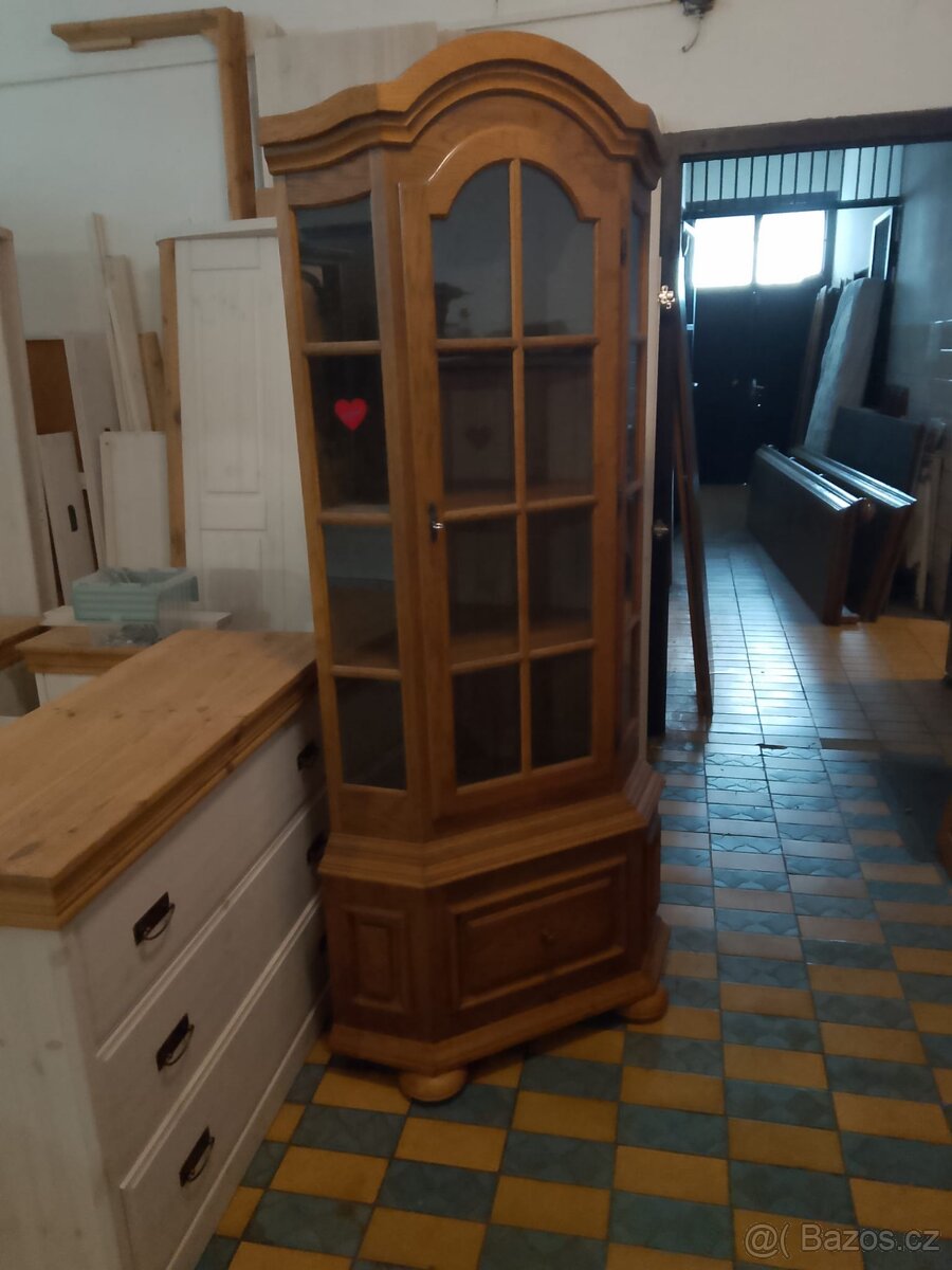 RUSTIKÁLNÍ ROHOVÁ VITRÍNA - 3