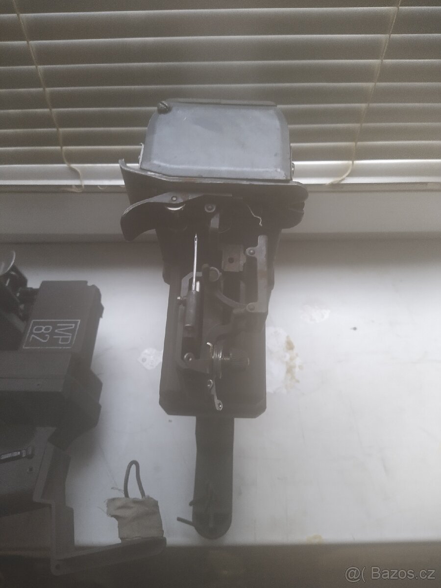 Starý ruční šicí stroj - 3