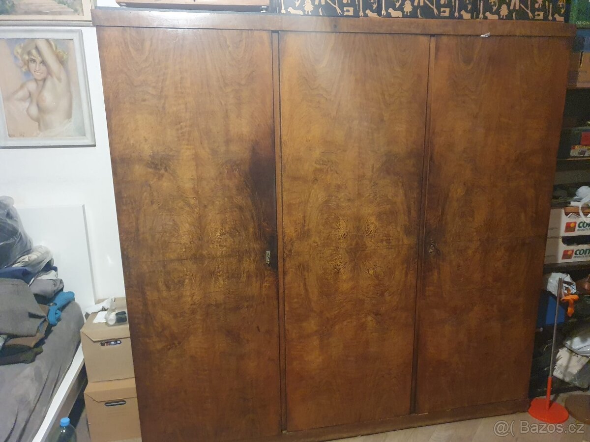 Daruji dvě starožitné dřevěné skříně - 3