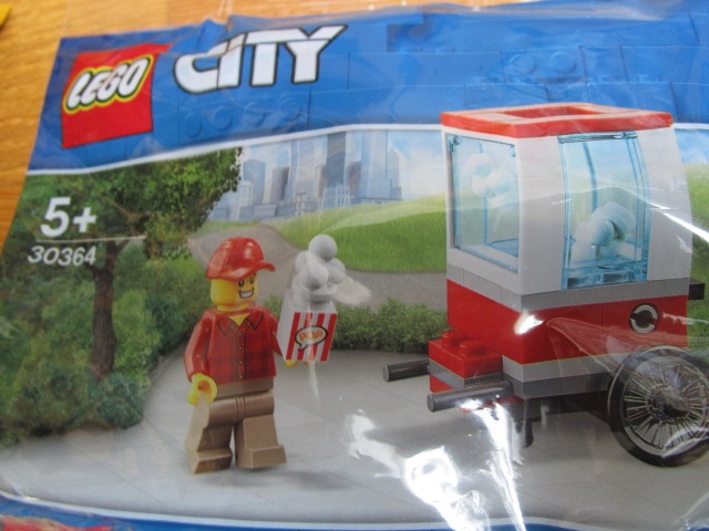 LEGO 30364 figurka prodavač popkornů s vozíkem - 3