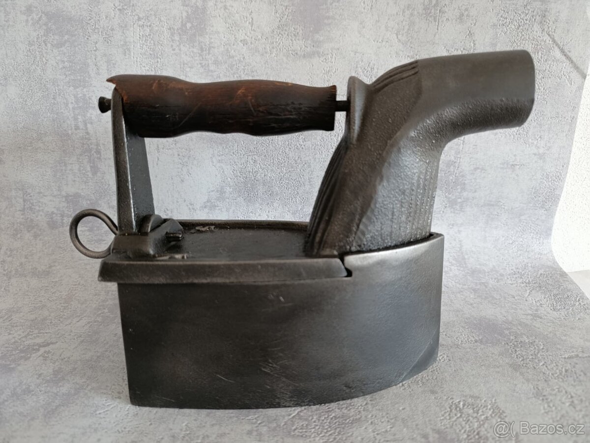 Stará velká orig. atypická žehlička s komínem. Krásná atyp - 3