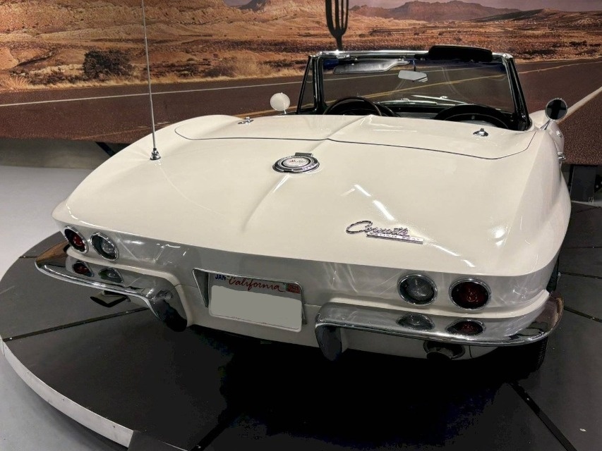 Chevrolet Corvette C2 Convertible z roku 1965. - 3
