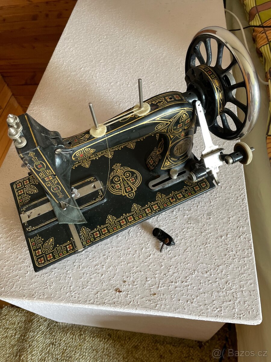 Starý šicí stroj - 3