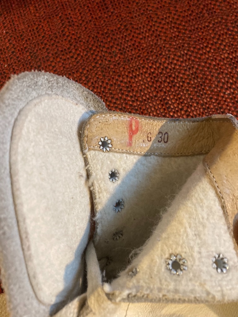 Dva páry dívčích bruslí - 3