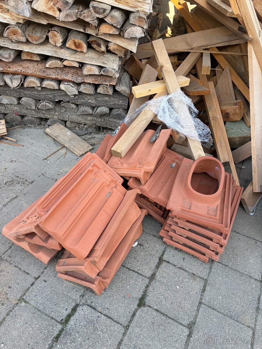 Zbytky střešní krytiny. Tondach - 3