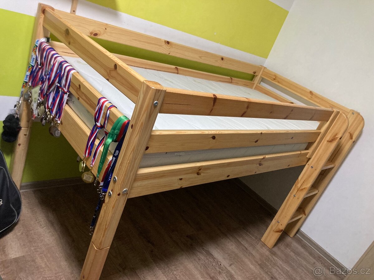 Vyvýšená patrová dětská postel masív borovice - 3