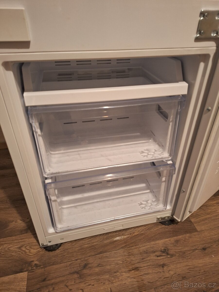 Chladnička s mrazničkou Samsung - vestavná - 3